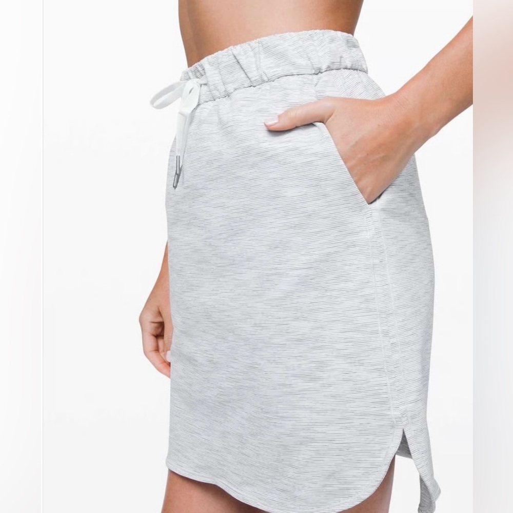Lululemon On the Fly Skirt Size 4 Gray